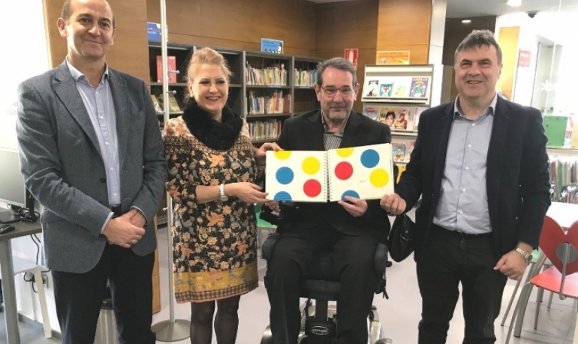 La ONCE Navarra dona el libro titulado “Un libro” en versión braille a la biblioteca de Fundación Caja Navarra La ONCE Navarra dona el libro titulado “Un libro” en versión braille a la biblioteca de Fundación Caja Navarra